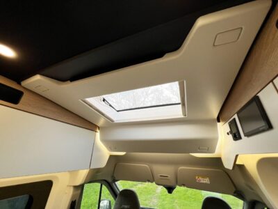 On salue le dessin remarquable de la pièce avant couvrant le pavillon et encadrant le lanterneau. Bravo !