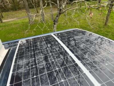 Pour compléter l’équipement électrique, Pilote ajoute deux panneaux solaires souples de 100 W sur le toit.