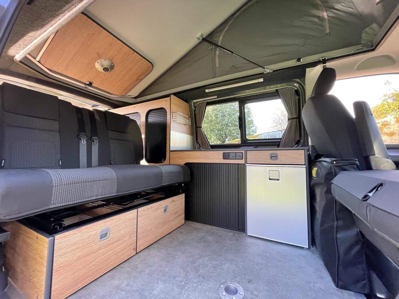 Depuis 14 ans, Travel Camper aménage des VW Transporter T5, T6 et T6.1. L'aménagement à l’œuvre dans les vans Summer et Globe-Trotter est maintenant proposé en version amovible.