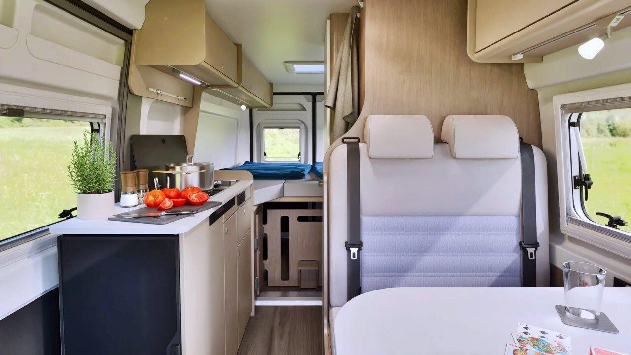 Carado présentera trois fourgons : le CV640 (6,36 m) lits jumeaux sur Peugeot Boxer...