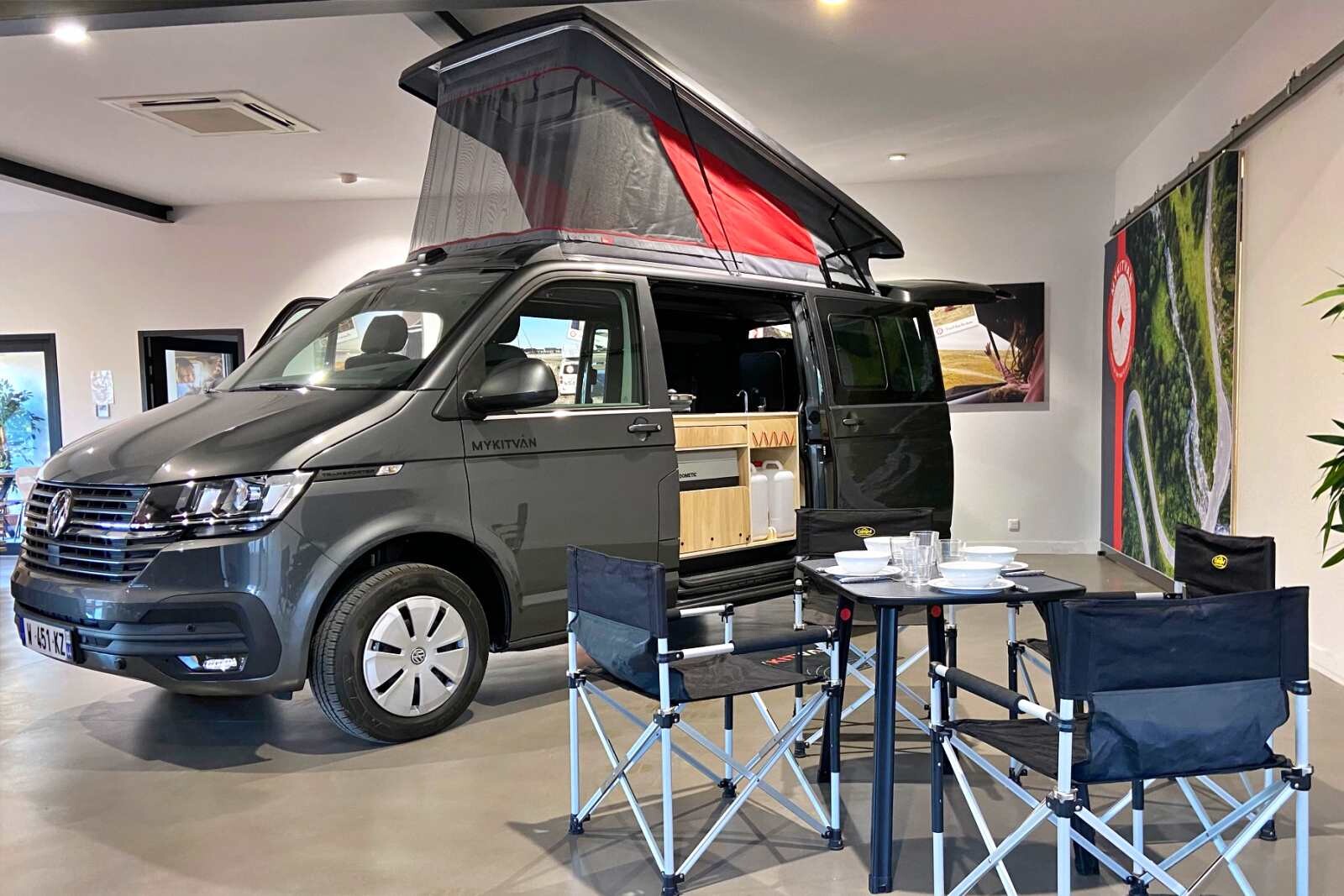 Sur VW T6.1 (4,90 m), 150 ch avec boite auto, la nouvelle gamme FIRST est disponible immédiatement en stock à Nantes chez Mykitvan.