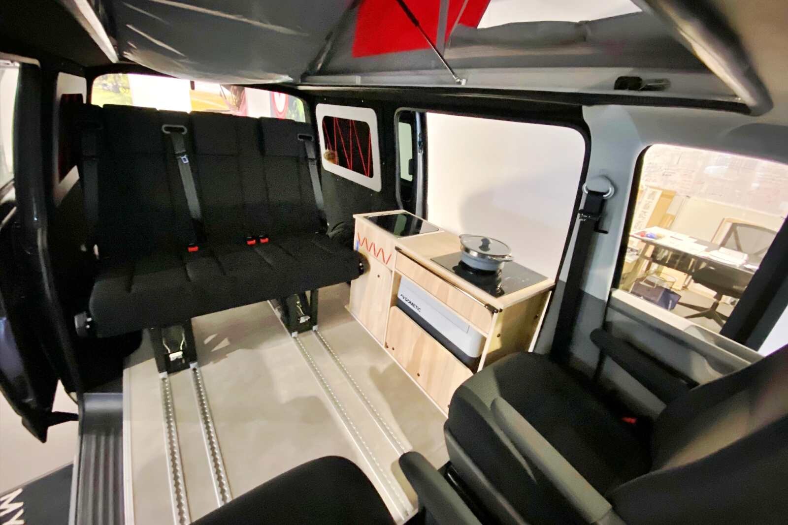 La banquette-lit coulissante 3 places dispose d'une extension de couchage XXL jusqu'à 1,58 m de large.