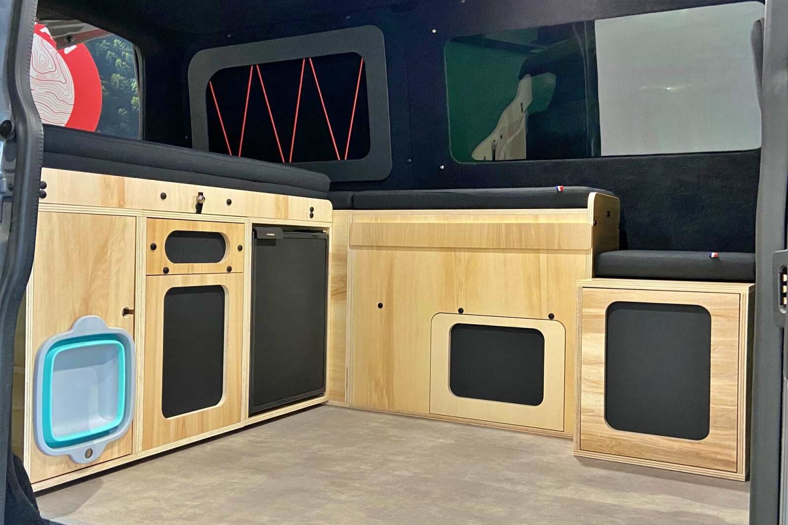 Ici les meubles sont accessibles depuis l'intérieur du van, après une simple rotation des élements...
