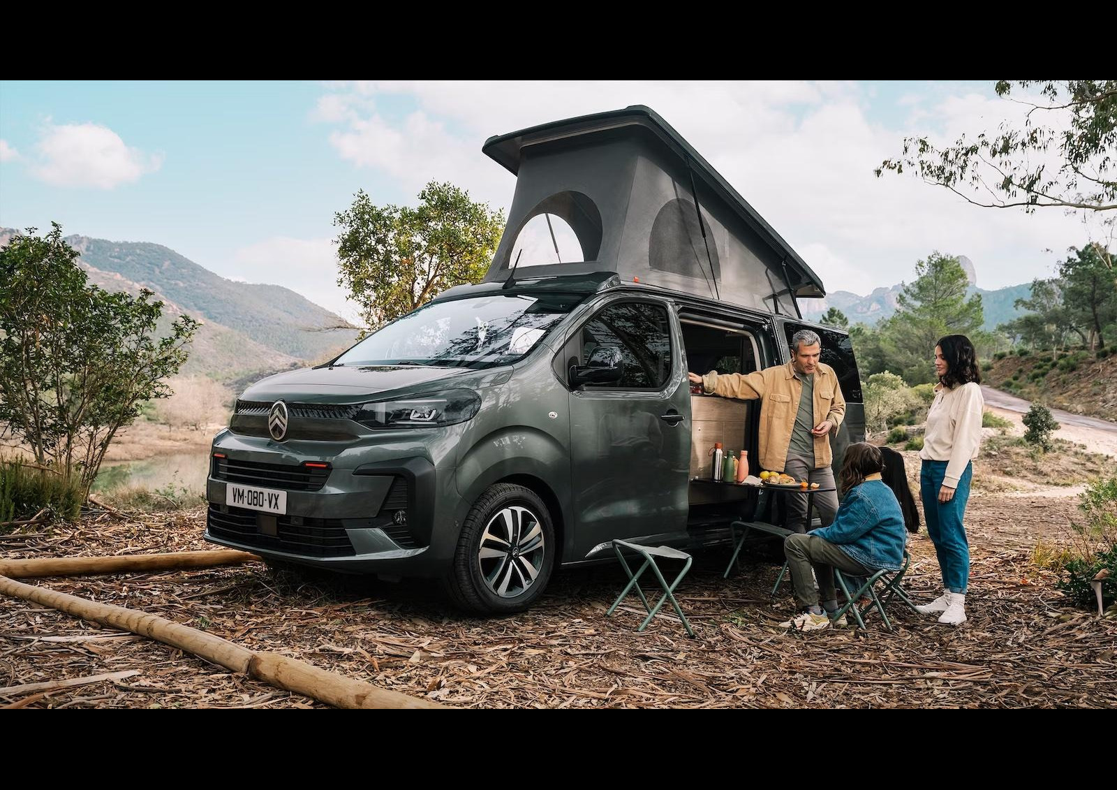 Le nouveau Citroën SpaceTourer profite d’une calandre restylée incorporant le nouveau logo et d’une planche de bord plus design avec compteurs numériques et écran tactile HD de 10’’. Avec son toit relevable replié, le van affiche une hauteur contenue à 1,99m.