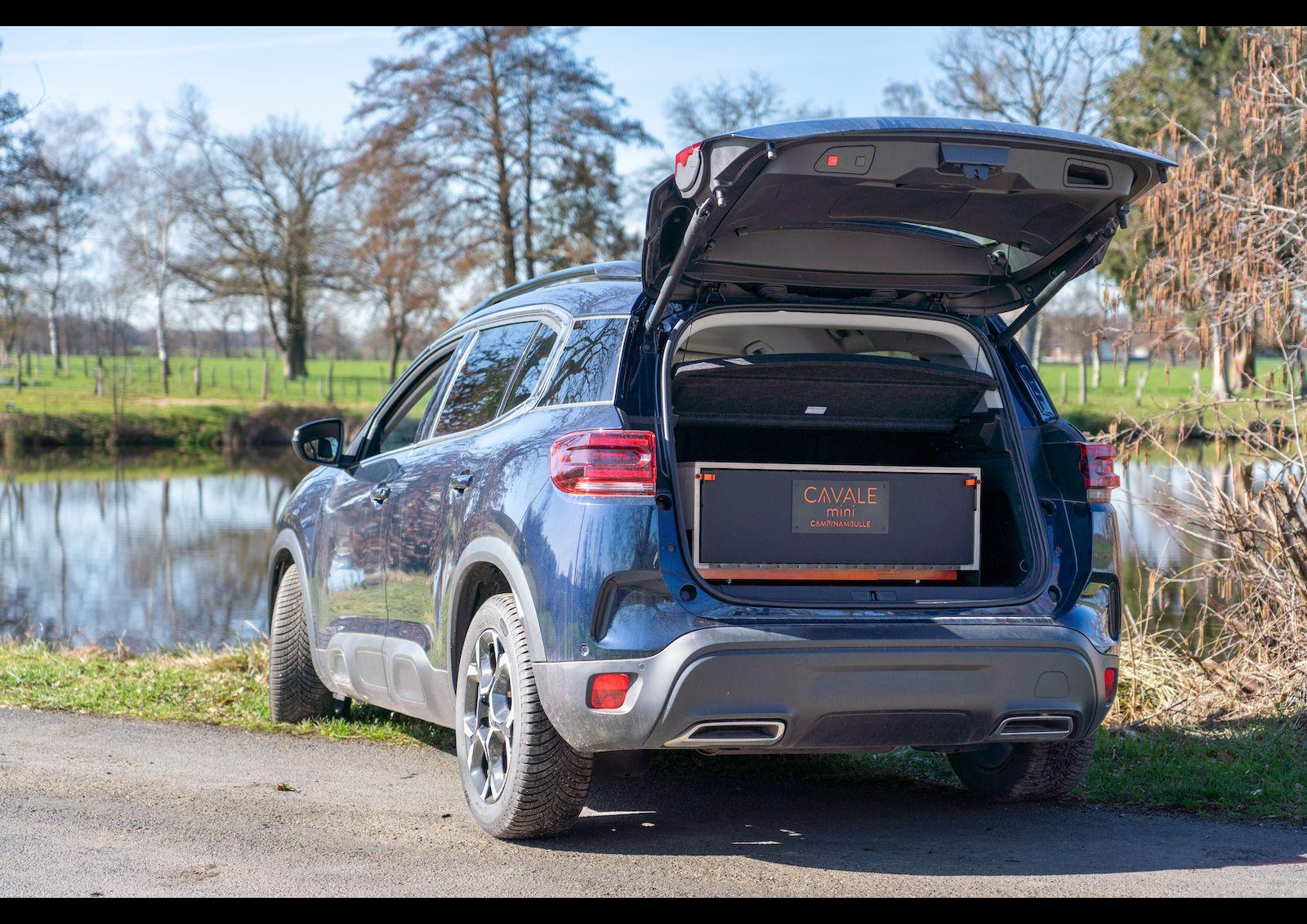 Ici présentée dans un Dacia Jogger, la Cavale Mini est vendue à partir de 1695 € ; soit 300€ de moins que la Cavale. Options disponibles : point d’eau (70 €), tiroir de droite (300 €), réfrigérateur à compression de 16 L (795 €) et couchette (895 €).