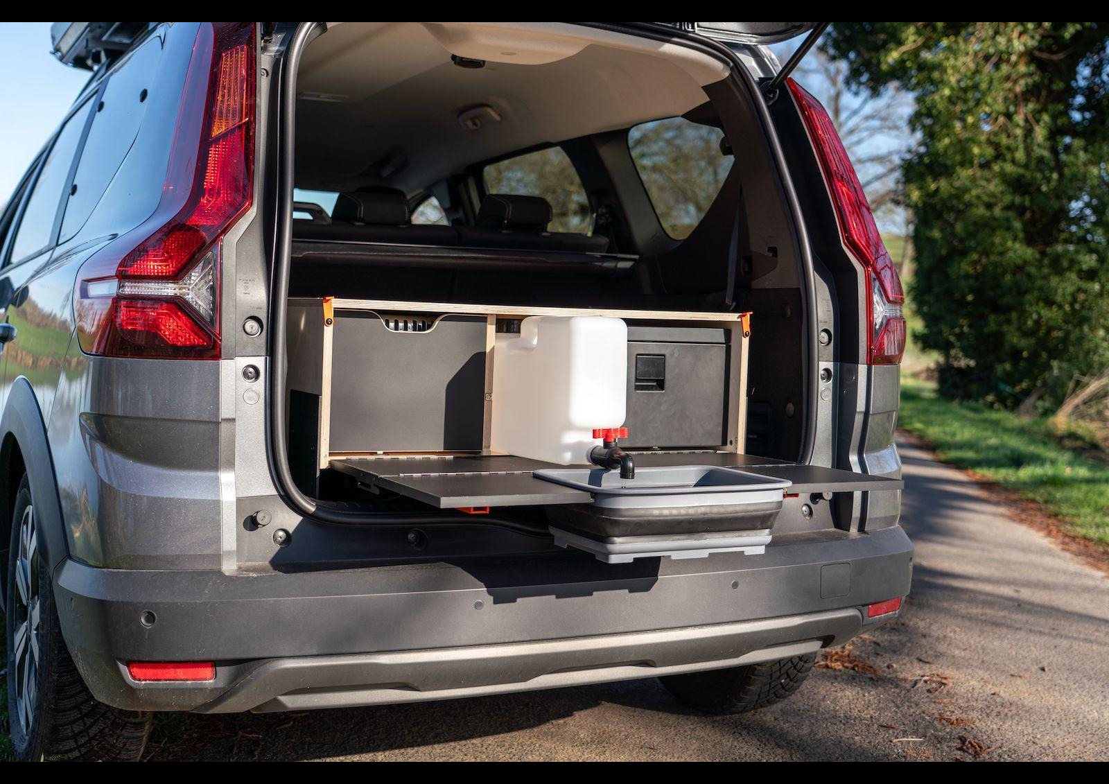 Concentré du savoir-faire de Campinambulle, la malle Cavale Mini associe un design épuré et une fabrication de qualité à base de bouleau, de peuplier et d’aluminium.