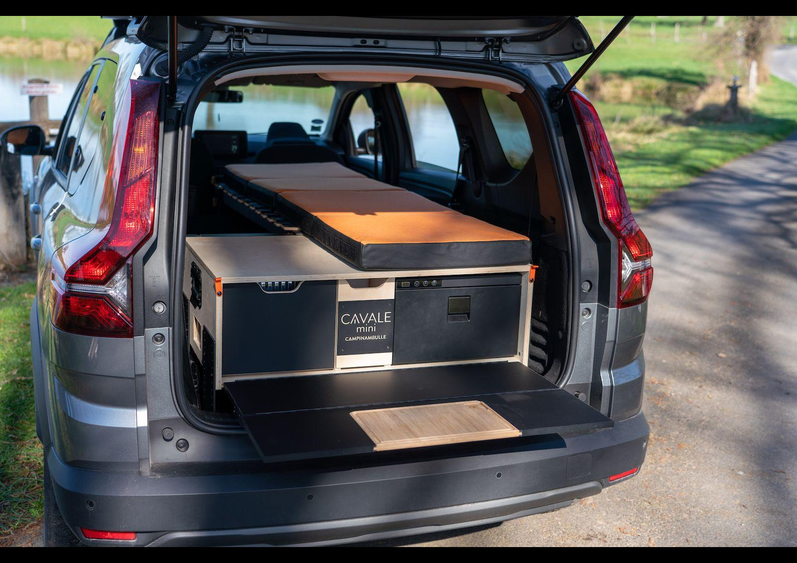 Astucieusement réglable en hauteur (de 35 à 51 cm), en largeur (de 60 à 120 cm) et même en longueur (de 155 à 200 cm), la couchette optionnelle peut se déployer au-dessus du deuxième rang de sièges.