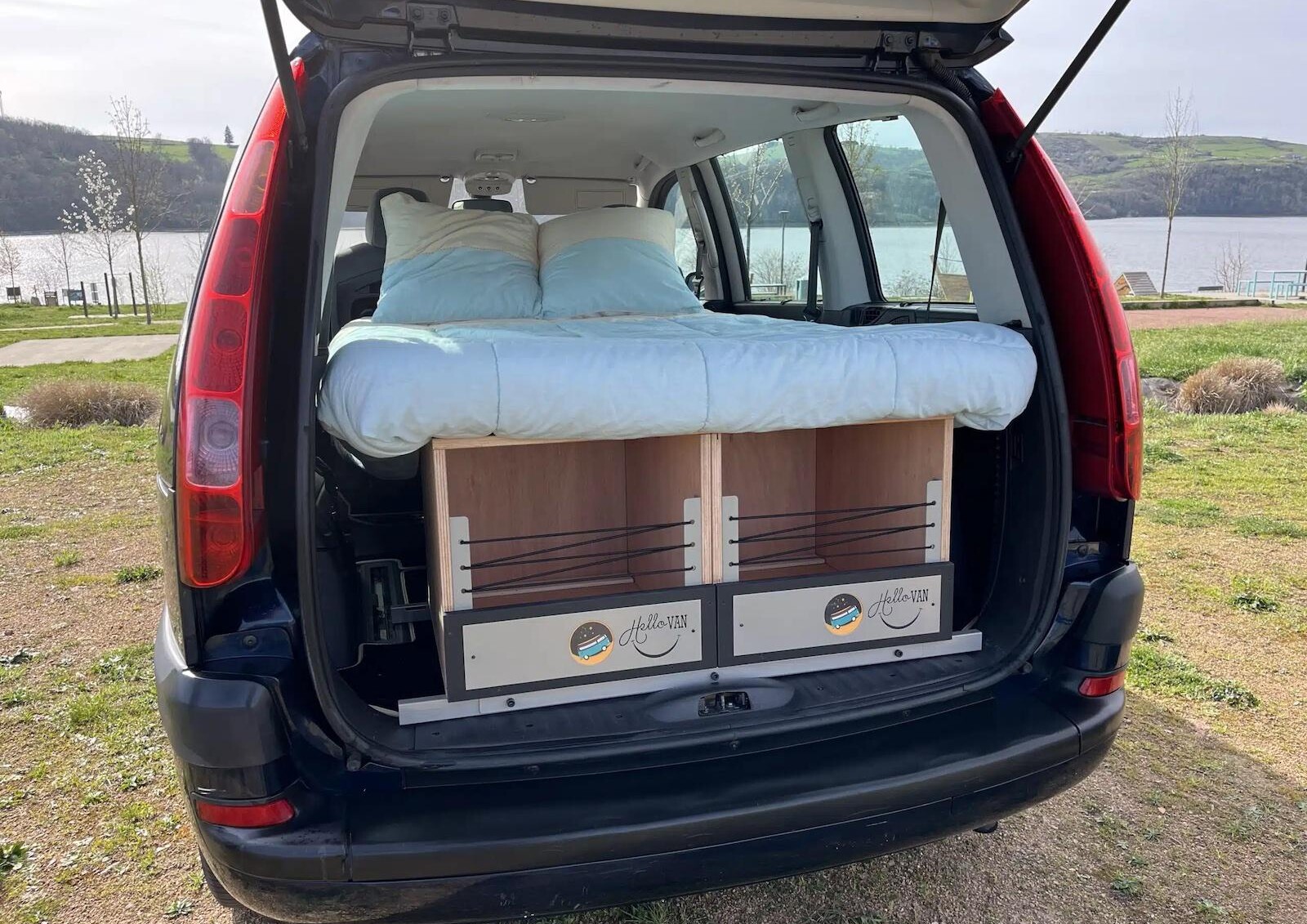 Les malles et kits Hellovan peuvent être installés par une personne seule, sans outil. Ici la malle de voyage First.