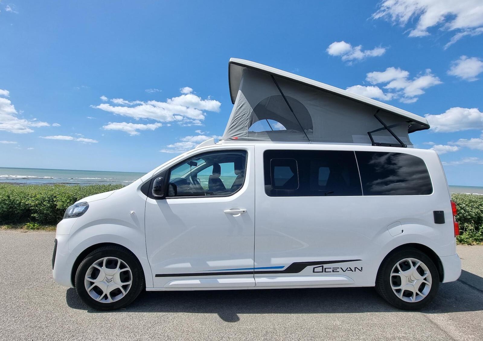 Quatre couchages au programme : deux dans le toit relevable, deux via le lit dépliant au-dessus des sièges rabattus.