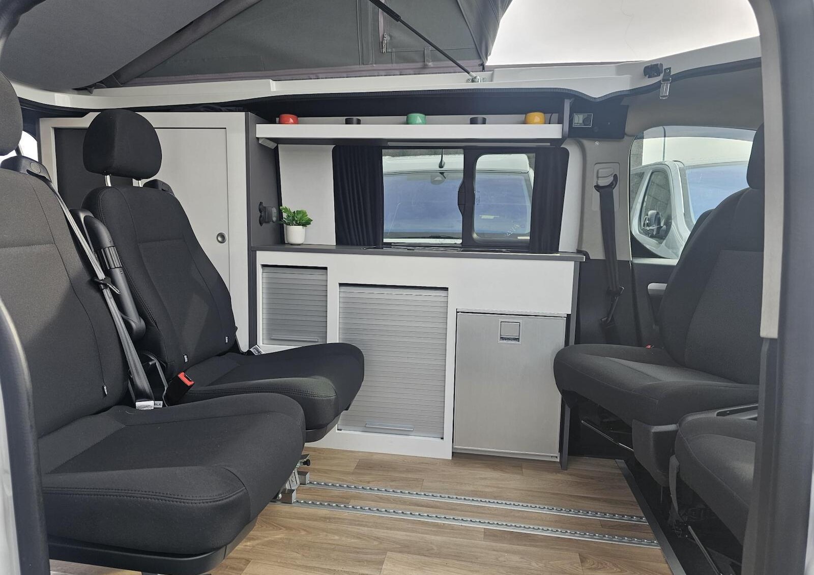 L’aménagement d’Océvan permet de transporter des vélos, des skis ou du matériel encombrant. Les sièges coulissants Schnierle peuvent être intégralement retirés ou ajustés en fonction du besoin de chargement.