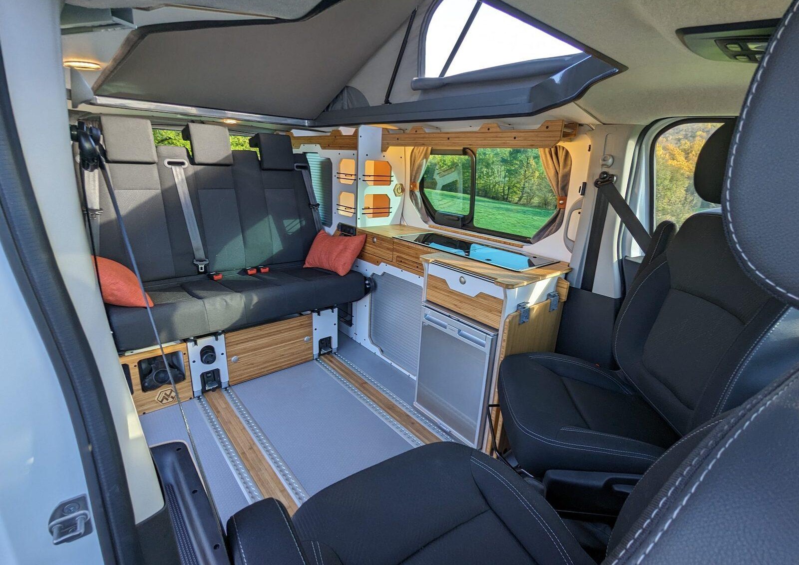 Bien équipé de série (isolation & habillage des parois, plancher, frigo 49L, batterie AGM 92 Ah, table, toit relevable, réserves d’eau propre de 36L et d’eaux usées de 12L, etc.), l’aménagement Est 5 places de Van Mania est commercialisé à partir de 24.960 €, pose comprise.