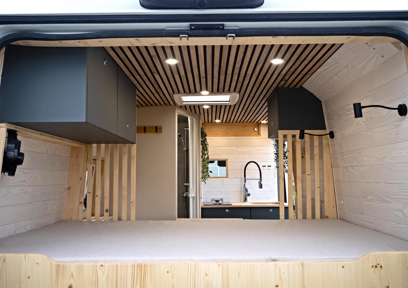 Epure est un fourgon aménagé conçu pour 2 personnes ; dépourvu de banquette arrière homologuée pour la route. Grande douche, toilette sèche, cuisine, espace détente avec banquette face-face, lit dans la largeur (183 x 130 cm), rangements… tout y est !