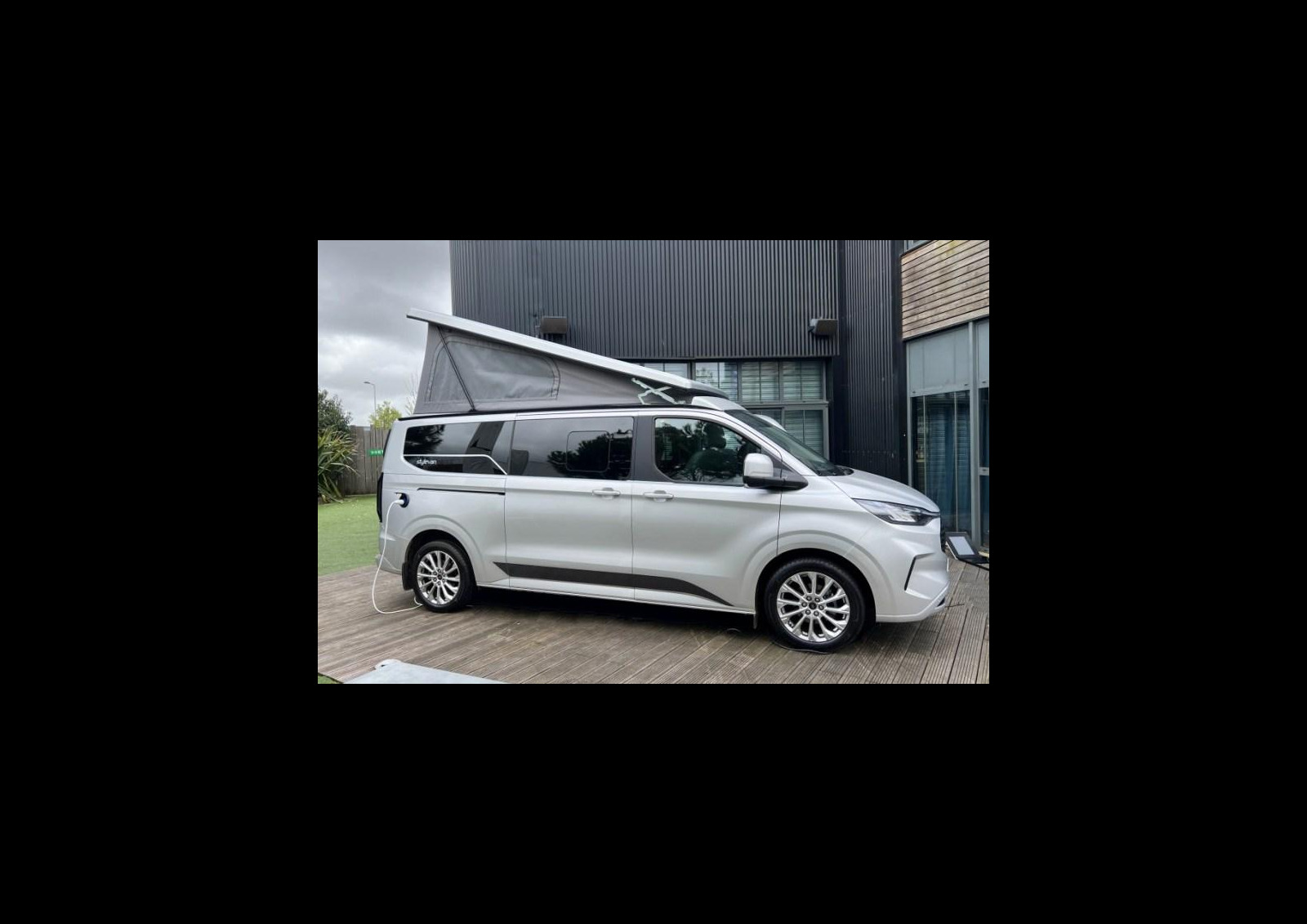 Montée en gamme spectaculaire pour le nouveau Stylevan Belize développé sur le Ford Custom L2H1 de dernière génération. Outre sa silhouette automobile, il est très largement équipé et proposé en deux niveaux de puissance : 136 ch., en boite manuelle ou automatique, ou le 170 ch. uniquement associée à la BVA à 8 rapports.