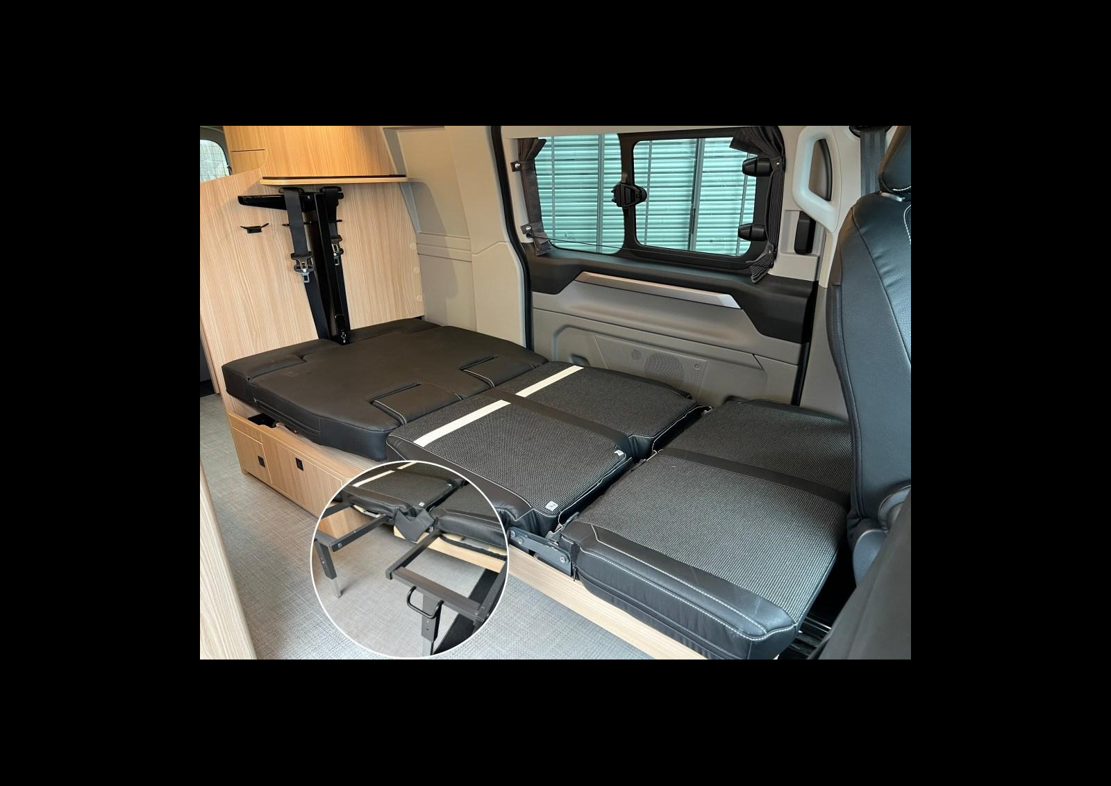 Une transformation sans effort, totalement assistée. Deux largeurs possibles : 90 ou 120 cm.