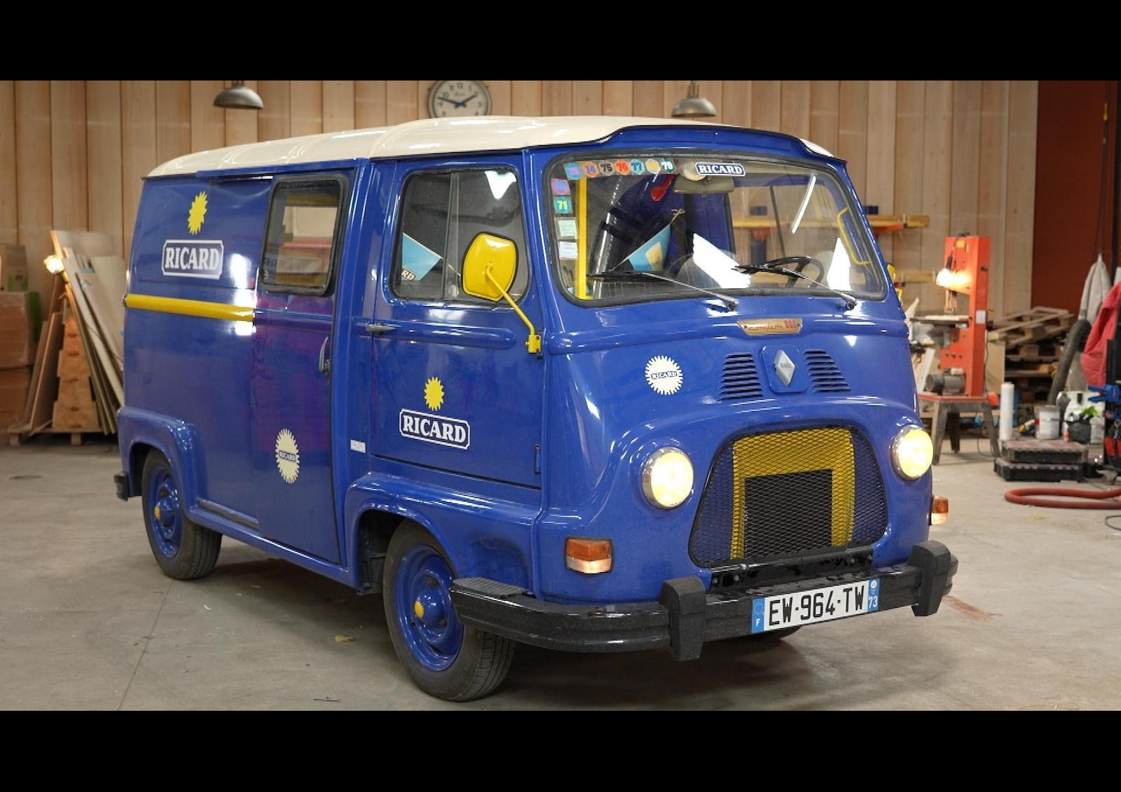 L'Estafette à l'arrivée dans l'atelier, encore estampillée du logo Ricard. La grille de calandre en nid d'abeilles laisse sa place en 1972 à une calandre tôlée ajourée ?L'Atelier By Marickaël