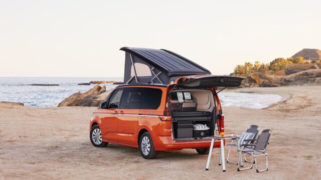 Oubliez ici le meuble latéral de la version précédente. Les fonctions de cuisine et de rangement du nouveau Beach Camper sont déportées dans une malle installée dans le coffre.