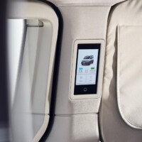 Sur toutes les versions disponibles en France, une tablette tactile dans le montant de la porte permet de commander les fonctions camping (éclairage, réfrigérateur, chauffage) et d’accéder à des informations comme le niveau de remplissage des réserves d’eau ou l'état de charge de la batterie auxiliaire.