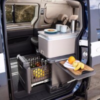 Nouveau California Ocean - L'astucieuse tablette peut être installée au dos du bloc cuisine, pour un usage extérieur, sur son flanc, pour prolonger le plan de travail, ou vers l'intérieur.