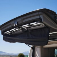 Les chaises de camping sont incluses dans l'équipement de série dès la version Beach et trouvent place dans la face intérieure du hayon.