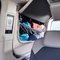 Grande et pratique pochette de rangement, qui fait également office d'occultant.