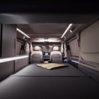 Petit détail malin à relever à bord : il suffit d'appuyer brièvement deux fois de suite sur n’importe quel interrupteur pour éteindre l’ensemble des spots et éclairages d’ambiance de l’habitacle.