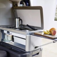 Ce nouveau California Ocean ne reprend pas l'idée du grand plan de travail coulissant à l’œuvre sur le Concept. A la place, une petite tablette escamotable est prévue.