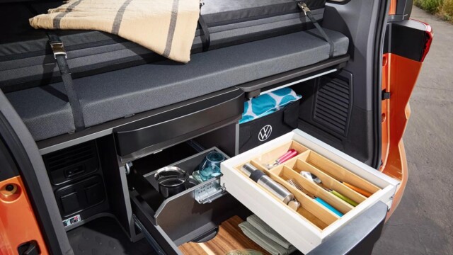 Cette version Beach Camper du California propose les fonctions essentielles (couchage, mini-cuisine, rangements) pour des escapades de quelques jours en van. Le frigo ou la glacière ne sont pas inclus de série.