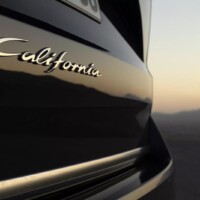 La signature California est désormais apposée sur la carrosserie et vient souligner le caractère premium du véhicule.
