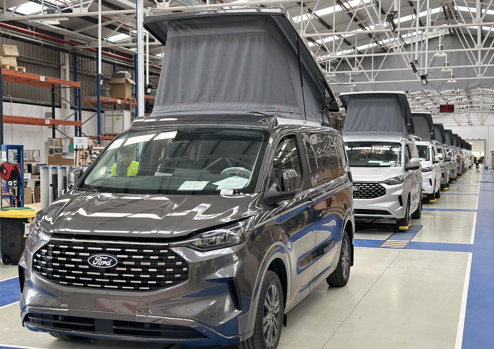 En 2023, l’usine voit sa surface doubler et elle est désormais capable de produire 19 vans par jour avec sa ligne de production automatisée.