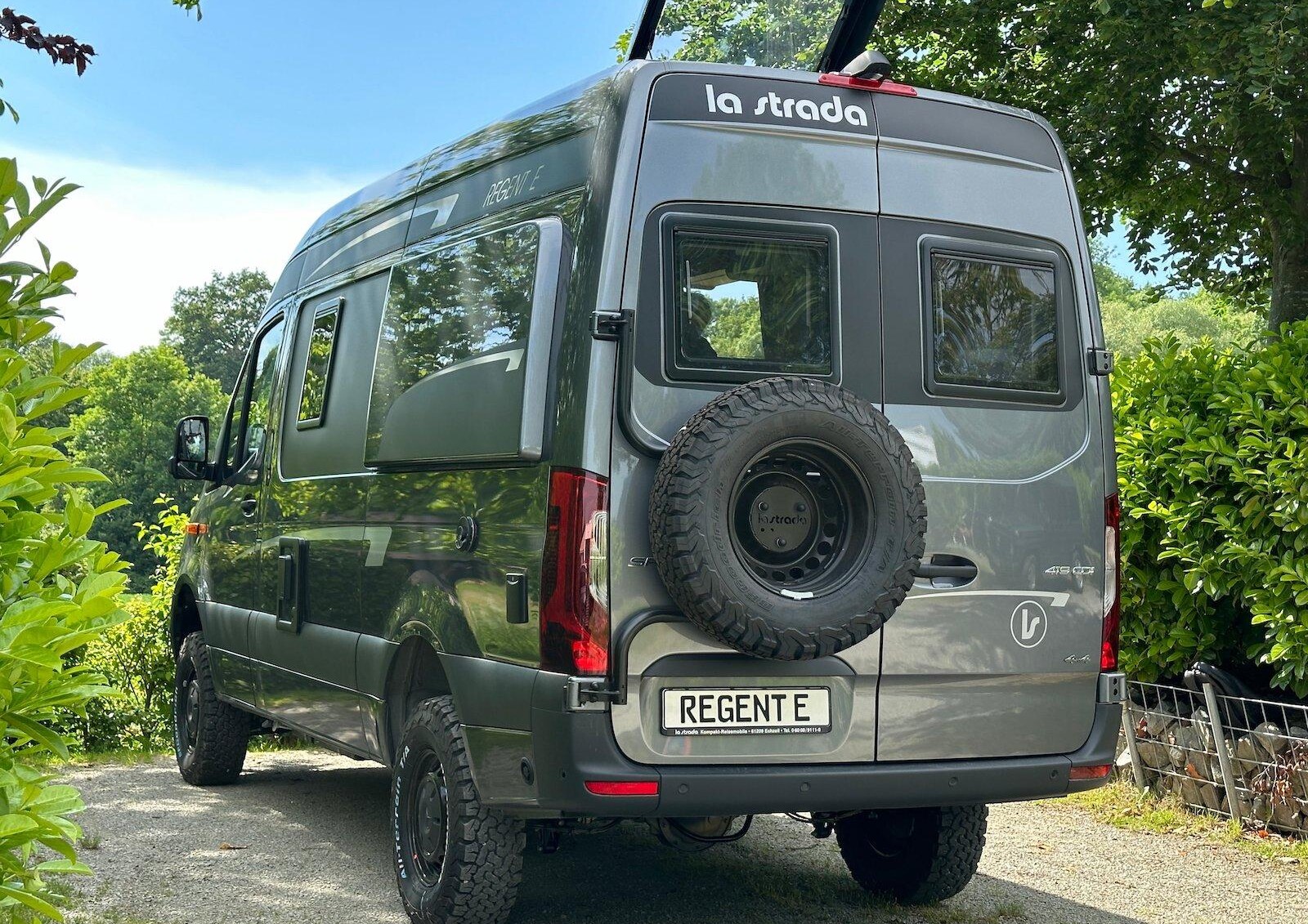 Sur le Sprinter propulsion, le modèle est disponible en PTAC de 3,5T ou 4,2T au choix et sans supplément de prix. En version transmission intégrale 4x4 (comme sur les photos), il ne se décline en revanche que dans le PTAC de 4,2T.