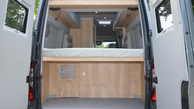 Une fois le coffre extrait, on profite d'une soute volumineuse s'étirant sur toute la largeur du véhicule.