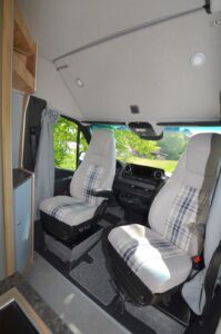 La seconde dînette est obtenue en retournant les sièges cabine et en installant la table au centre (coupelle pour le pied non visible sur ce prototype).