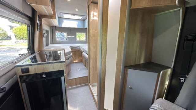 Pour s’affranchir des encombrantes bouteilles de gaz dans la soute, La Strada privilégie une alimentation des plaques de cuisson via un réservoir GPL de 16 kg disposé sous le châssis. Le combiné chauffage/chauffe-eau fonctionne quant à lui sur le gasoil.