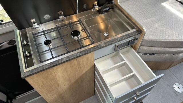 Quatre solides tiroirs sont proposés en partie basse du bloc cuisine.