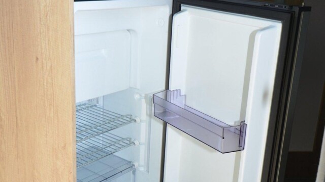 Le réfrigérateur à compression à double sens d'ouverture.