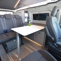 PANAMA Peak P10+ - Sur la gamme, la banquette Mobiframe a été améliorée pour coulisser plus facilement. Autre évolution : le mobilier gris clair, déjà disponible sur les Peak 2024 associés au Ford Custom de seconde génération, se généralise.