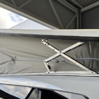 Le nouveau toit relevable du Panama P10+ Compact Edition et P54+ offre un débattement arrière moindre que celui SCA. Il est en revanche équipé d'un sommier à plots.