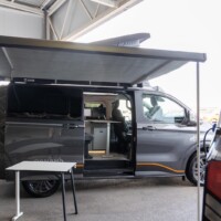 Nouvelle table pouvant être utilisée à l’intérieur, fixée au meuble, ou à l’extérieur en déployant ses deux autres pieds.