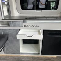 Sur le P10+ et P10+ Compact Edition, le tiroir sous la plaque de cuisson a été ajusté afin de le rendre accessible même avec la banquette en position avancée.