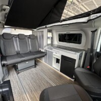 Sur le P10+ Compact Edition, le plancher n'intègre que deux rails et l'ajout de sièges supplémentaires est proscrit (contrairement au P10+ classique, dont le plancher comprend 4 rails). Le modèle intègre aussi un réfrigérateur 40L dont le freezer est plus volumineux.