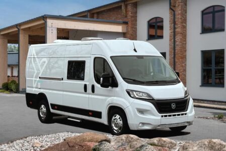 Freedom 636. Plus imposant en termes de gabarit mais toujours aussi discret pour ce qui est de la déco extérieure. fourgon Freedom 636