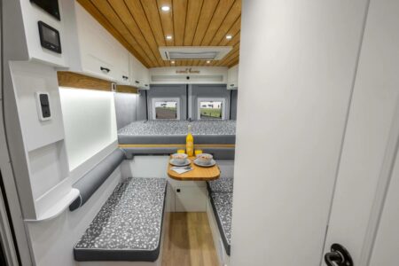 Le lit profite pleinement des 6,36 m de ce nouveau Freedom. Finies les manipulations, il reste en configuration double à plein temps. fourgon Freedom 636