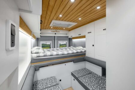 Au salon, on retrouve le principe de la table qui s'escamote sous le lit et les banquettes transformables en lit d'appoint. fourgon Freedom 636