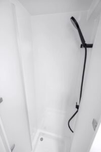 Sur le Freedom 636, la douche prend son indépendance. Elle partage le même compartiment que le W.-C. et le lavabo mais est isolée de ces derniers à l'aide d'une porte acrylique à deux battants. douche fourgon Freedom 636