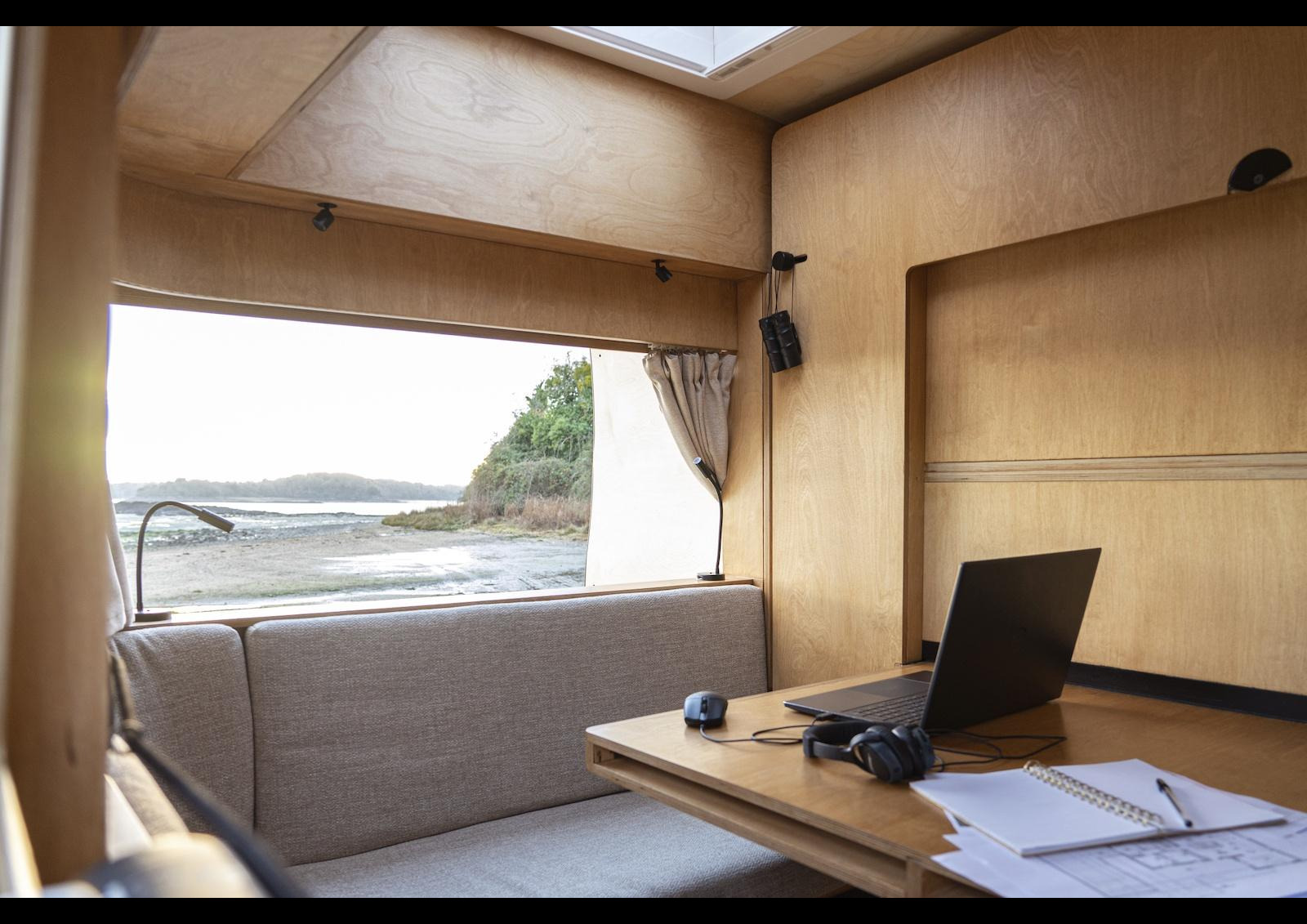 Quand les portes arrière sont ouvertes, une grande ouverture permet d’inonder la pièce de lumière.