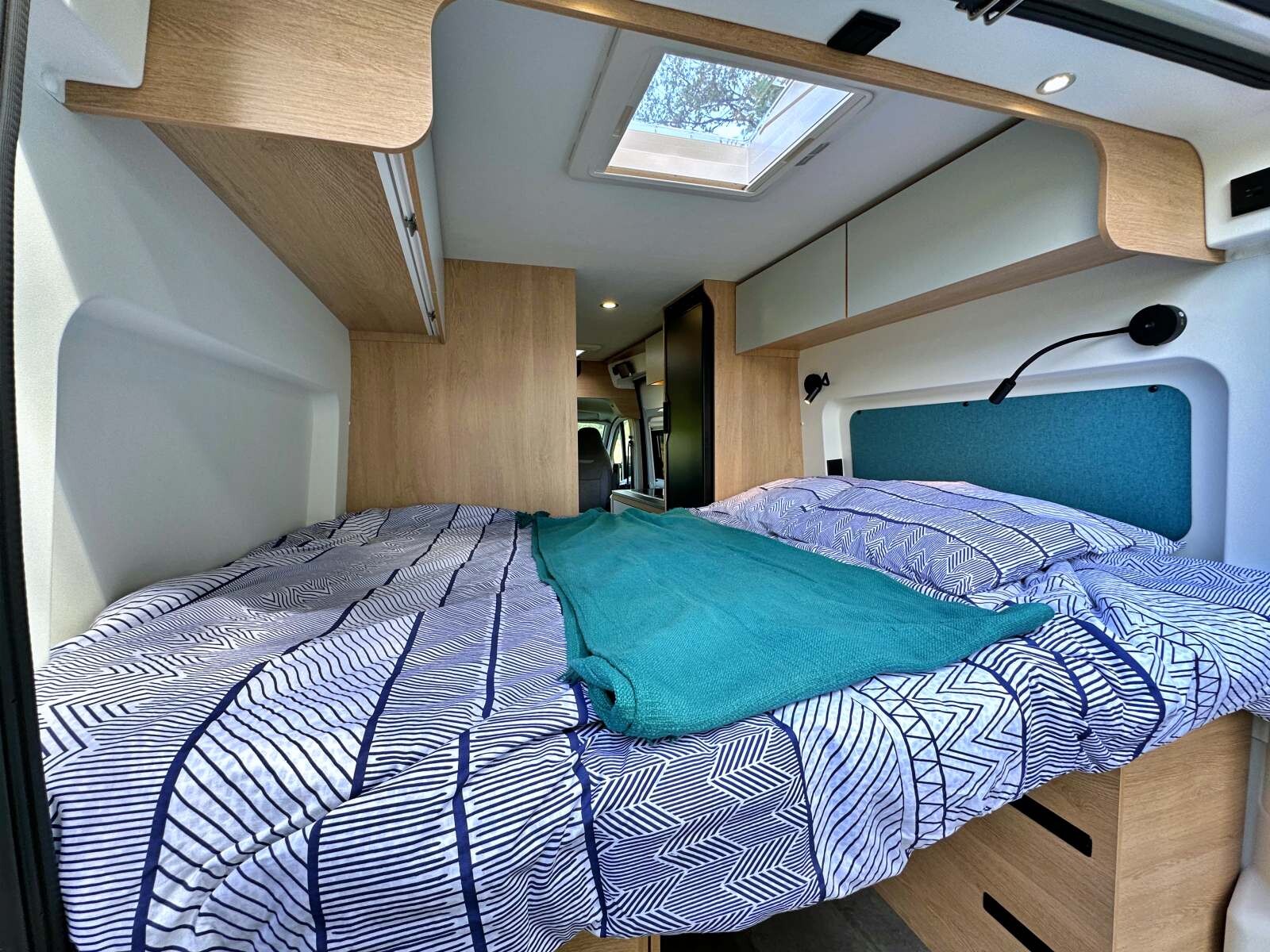 Le sommier à latte du lit permanent arrière reçoit un matelas à mousse haute résilience de 135 x 180 cm offrant un couchage hors tout de 144 x 190 cm.