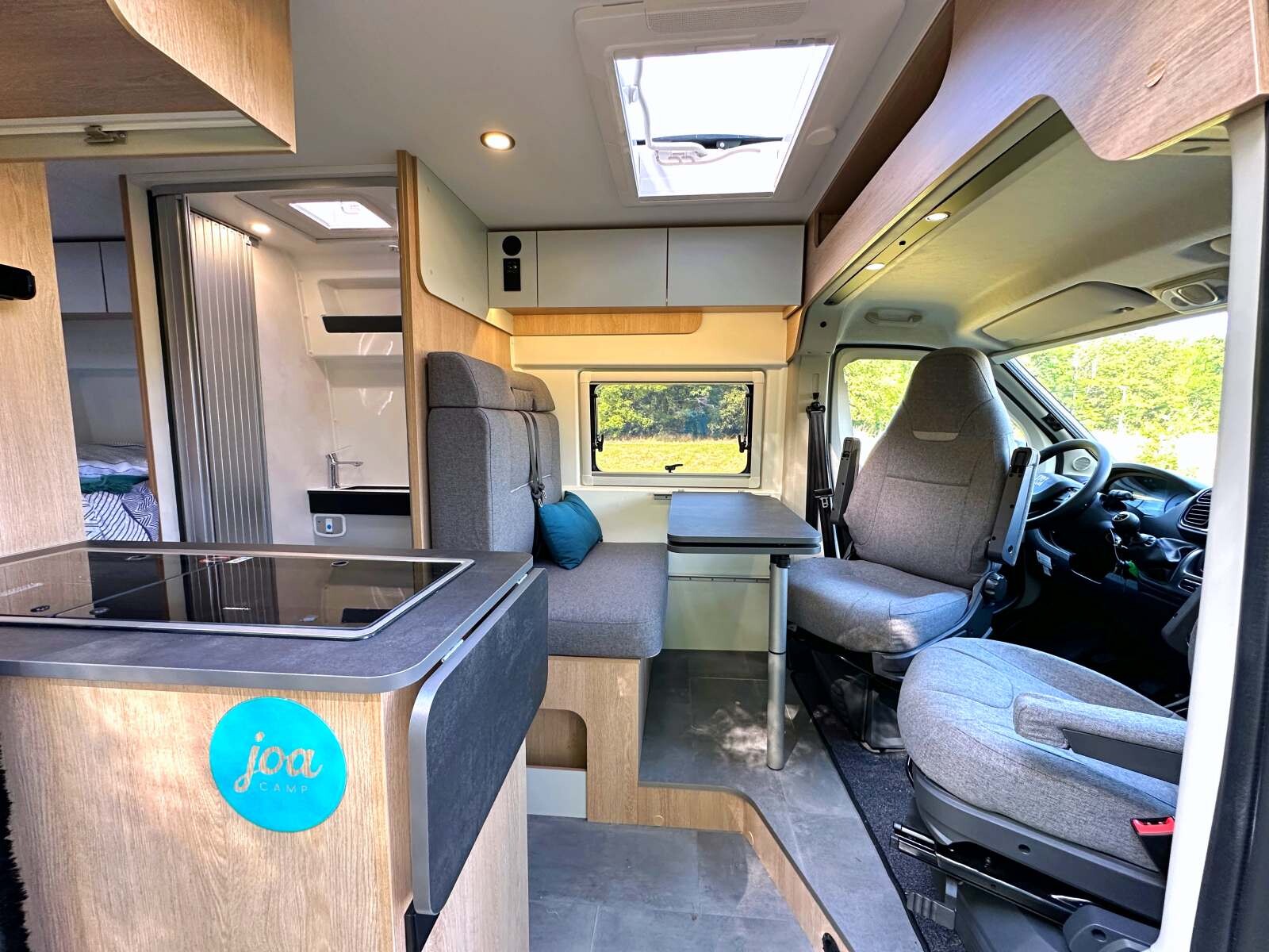 Le Joa Camp 60G (5,99 m) associe un aménagement fonctionnel et une ambiance colorée et rafraichissante.