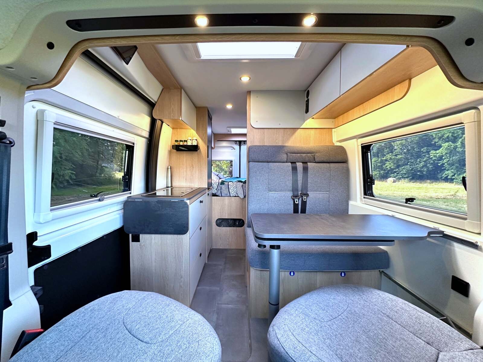 Le lanterneau de 70 x 50 cm apporte de la luminosité au dessus de la dinette pour 4 personnes. Les deux places carte grise de la banquette peuvent être agrémentées de fixations Isofix en option.