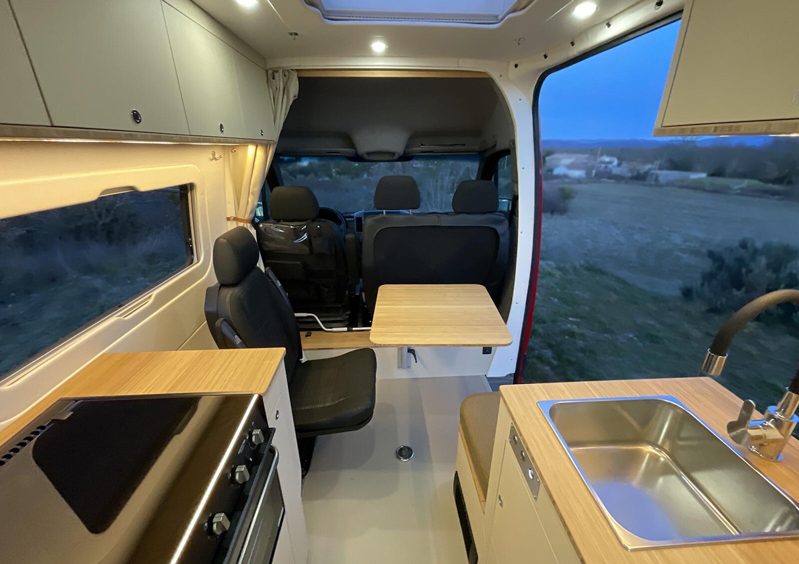 ... ou à l'avant, sur la platine de la marche ou une coupelle prévue dans le plancher.