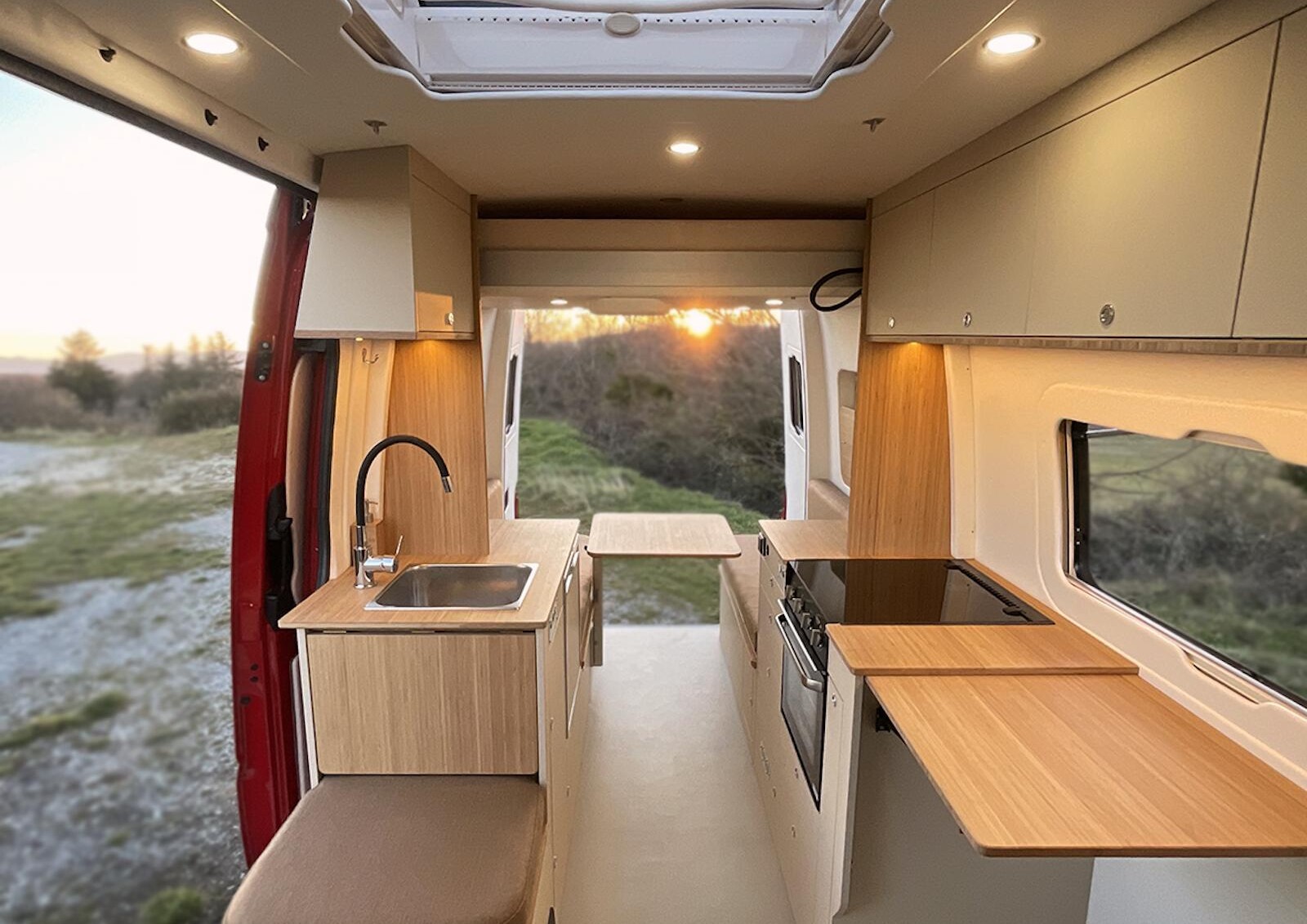 La table Lagun peut être fixée sur une platine dans la zone salon à l’arrière...